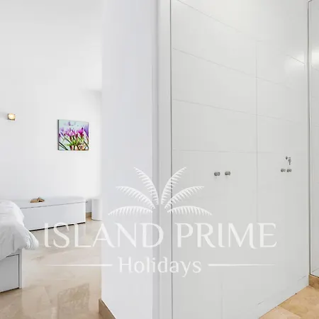 Family In Luxury Complex In La Caleta Mg5