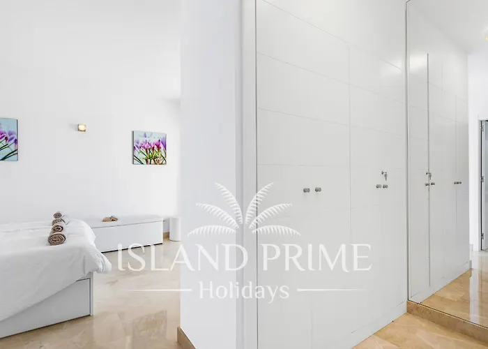 Family In Luxury Complex In La Caleta Mg5