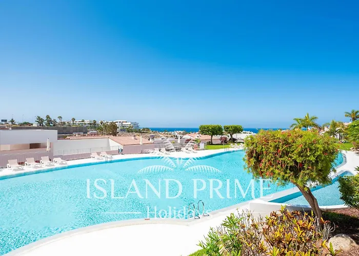 Family In Luxury Complex In La Caleta Mg5 *